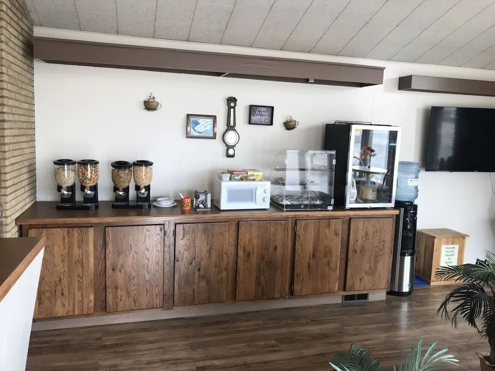 DJ Main Street View Inn & Suites