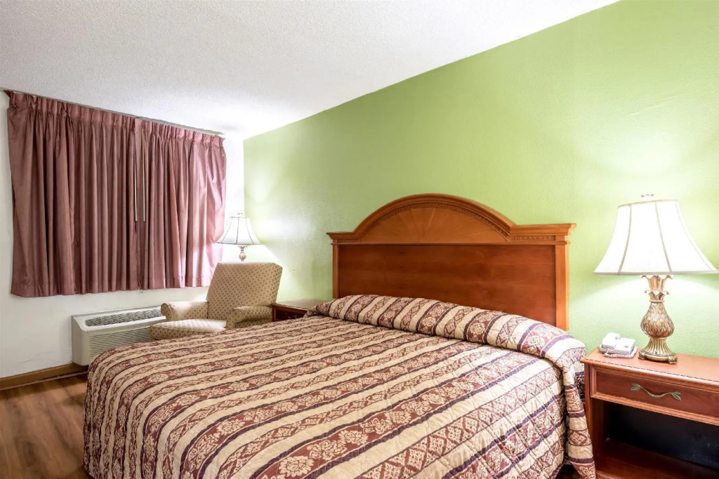 Studios and Suites 4 Less Emporia