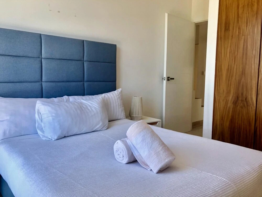 Fantastic Condo Perfect for Relaxation Yoga Massage Room in Building Rooftop Pool Sunbeds