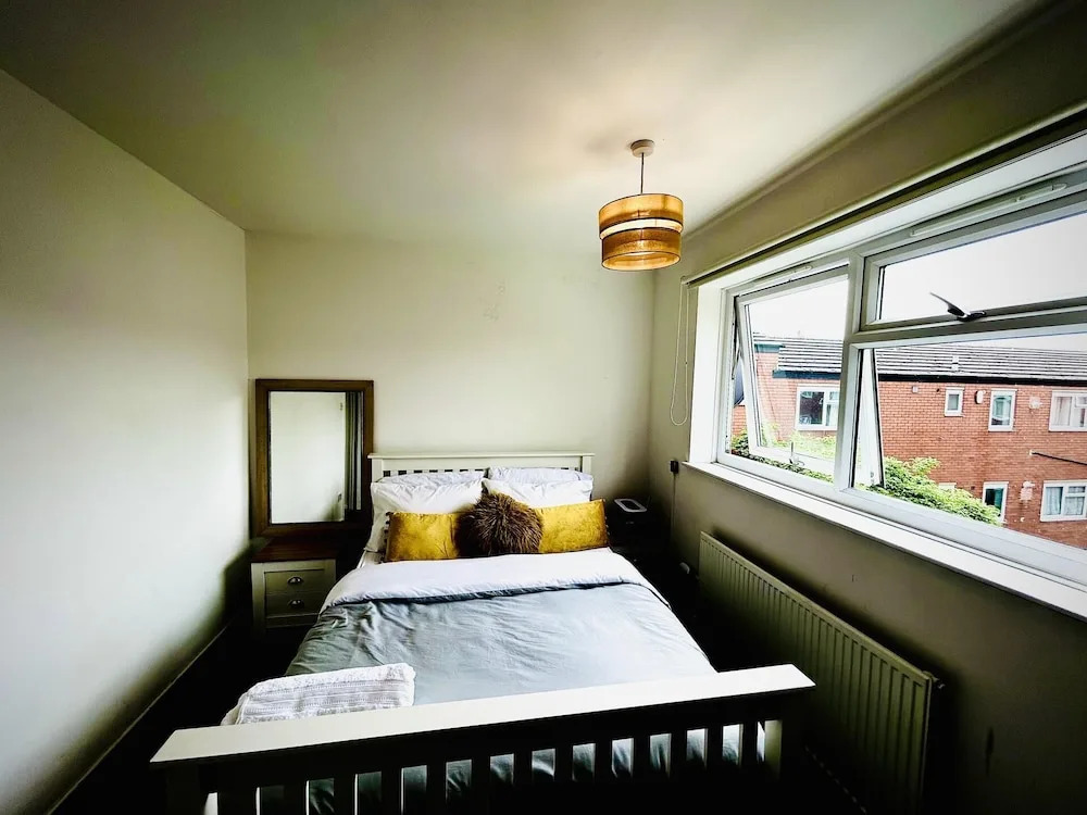 Mordenised 2 Bedroom House Close to City Centre