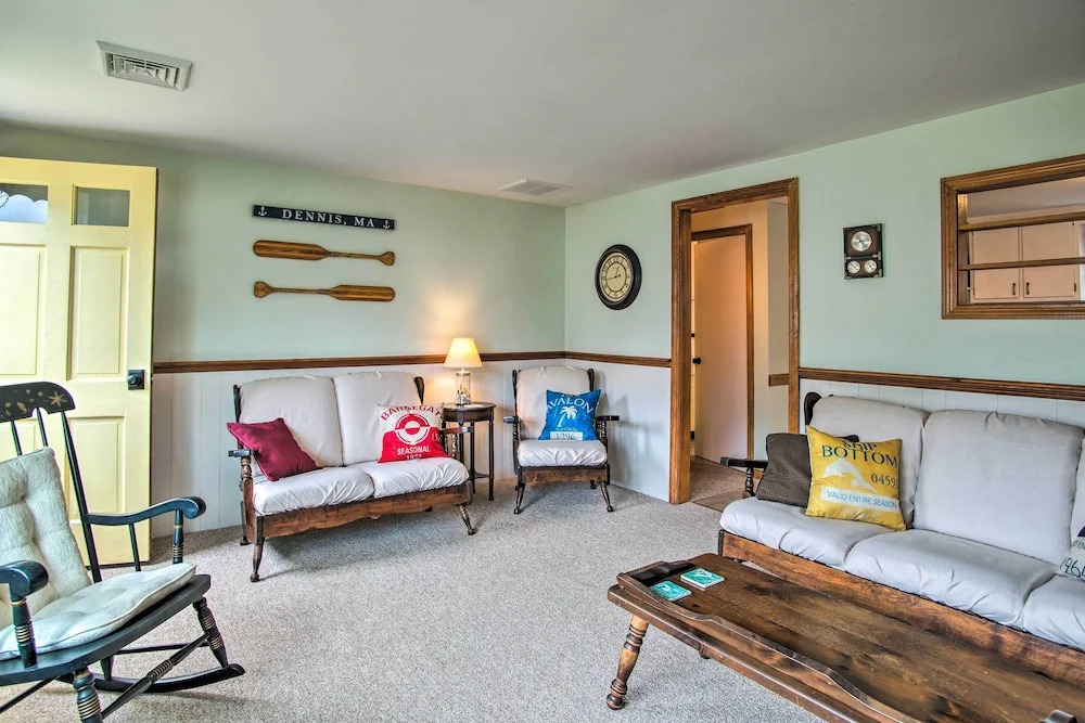 Traditional Cape Cod Cottage: Walk to Beach!