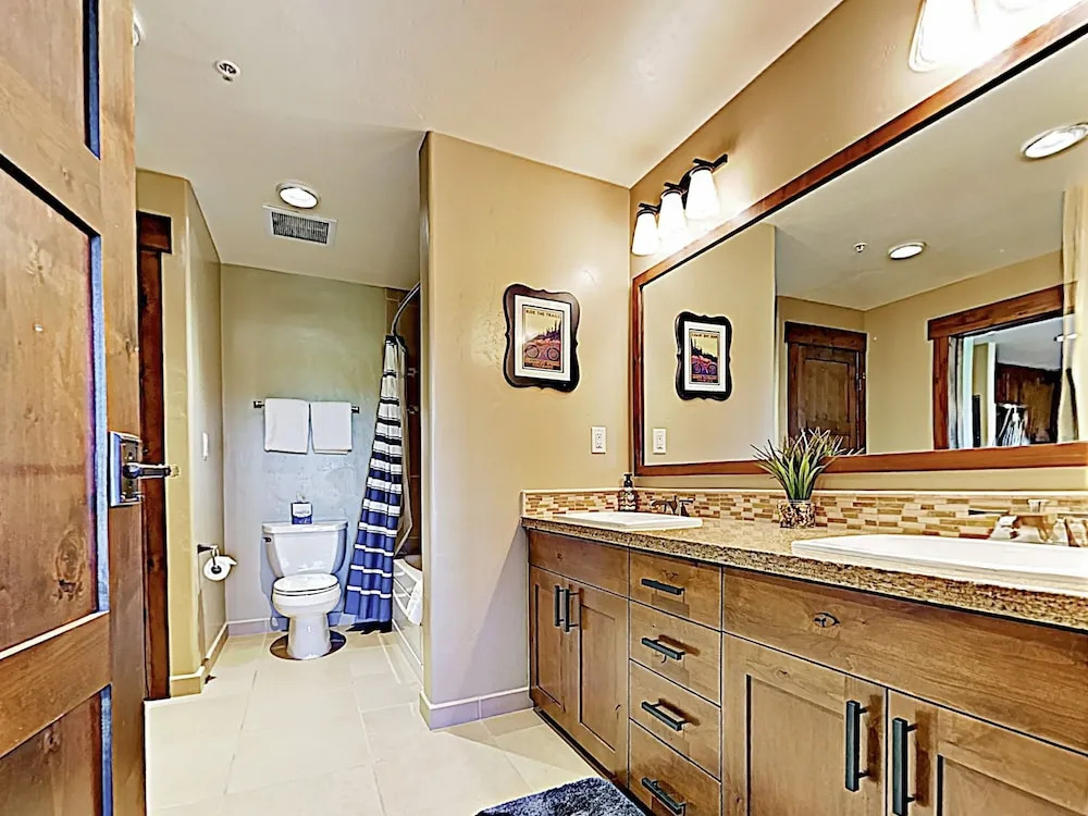 New Listing! Mountain-view W/ Pool & Gondola 2 Bedroom Condo