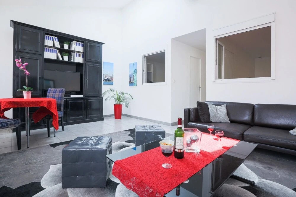 Spacious Apartment for 6, Ideally Located!