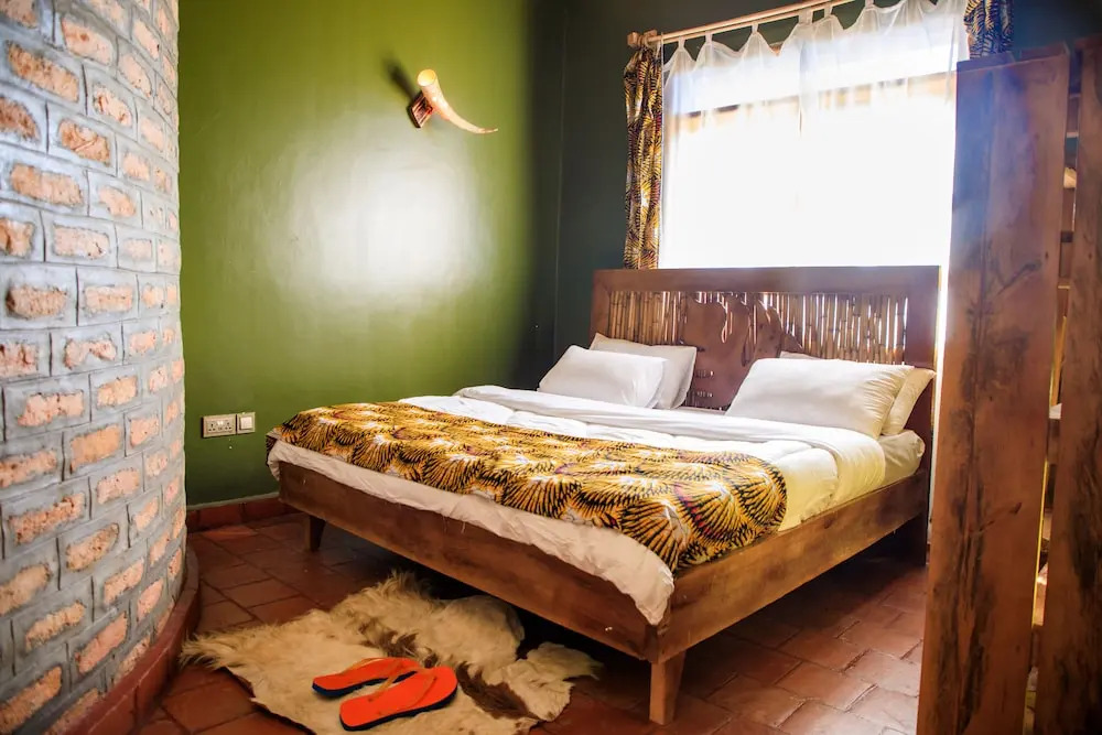 Apuuli Safaris & Cottages