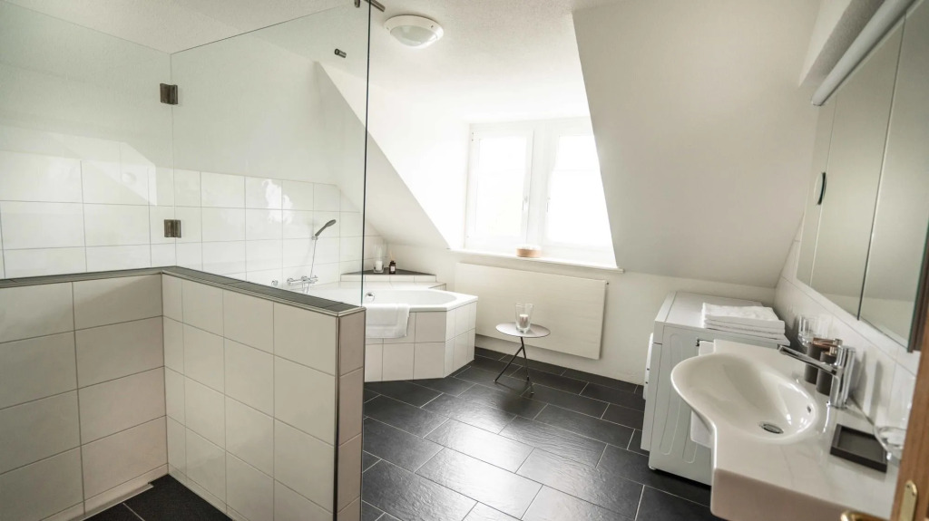 Löwenplatz Apartment near Station by Airhome