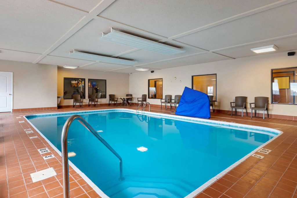 Comfort Suites South Haven near I-96