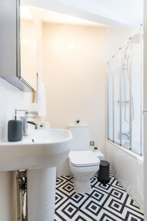 1bd Apt for 2-4. New Decor & Furnishings
