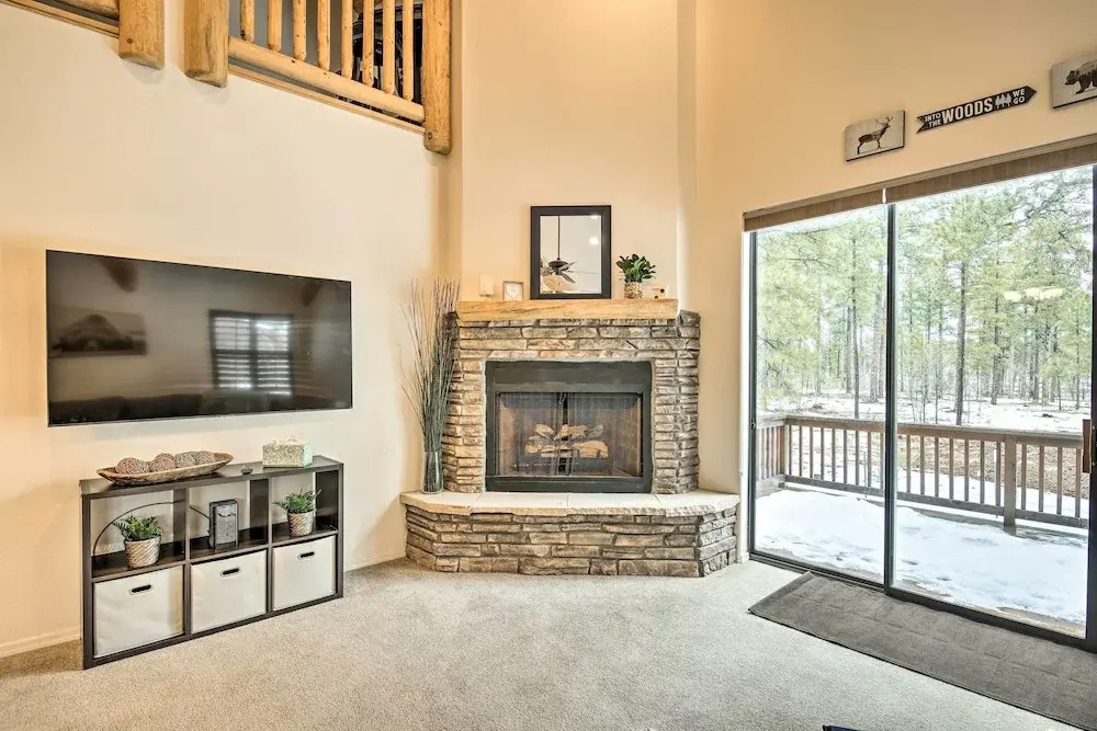 Deck & Gas Grill: Spacious Pinetop Cabin