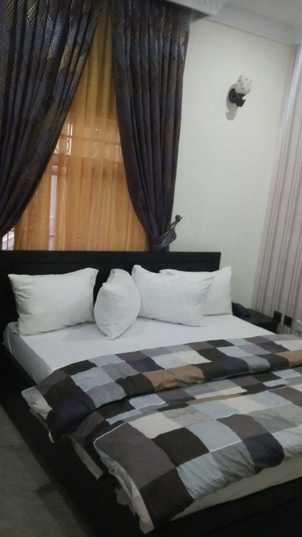 Queen Idia Suites