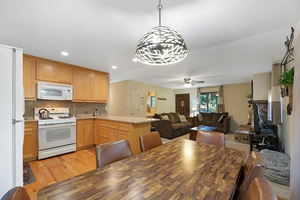 1622 Atroari St Home 3 Bedrooms 2 Bathrooms Home