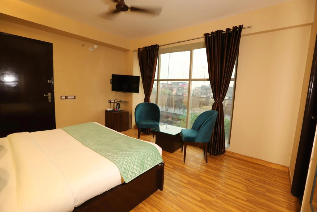 Hotel Palm Grand Naraina New Delhi - Couple Friendly Local IDs Accepted