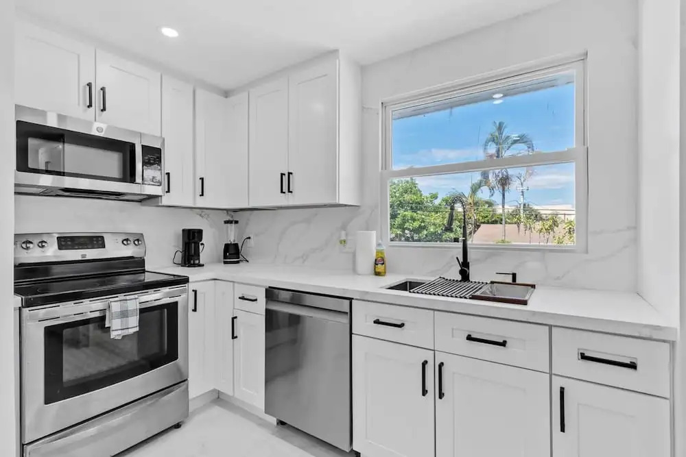 Pompano Gem 1 mi to Beach 12 Pickleball Courts