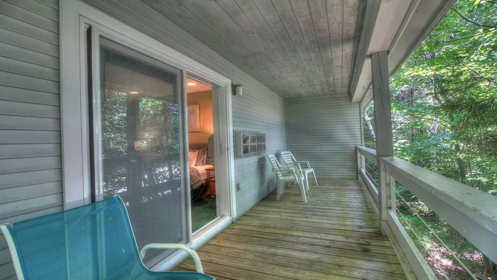 Kcis 342 - Renovated Two Room Condo Suite, Close To Mountain!