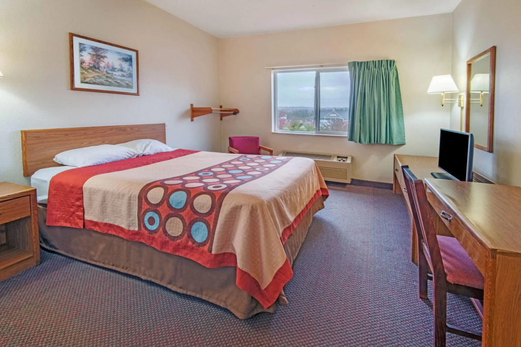 Super 8 by Wyndham Richfield Cleveland