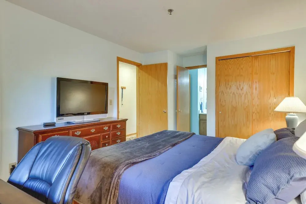 Walkable Frisco Condo: Mtn Views & Shared Hot Tub!