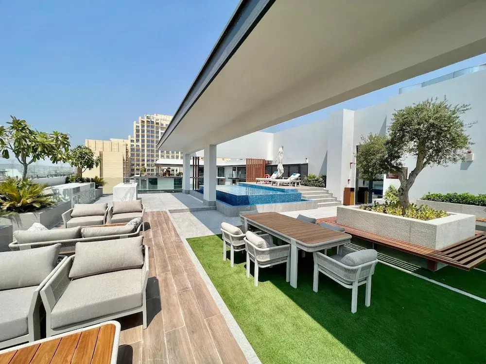 Waves - Comfortable JVC Apt with Balcony