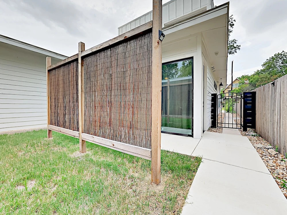New 3br Near Dining & Entertainment 3 Bedroom Duplex