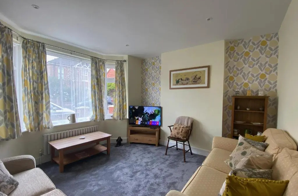 Charming 3 bed house and garden, pet friendly