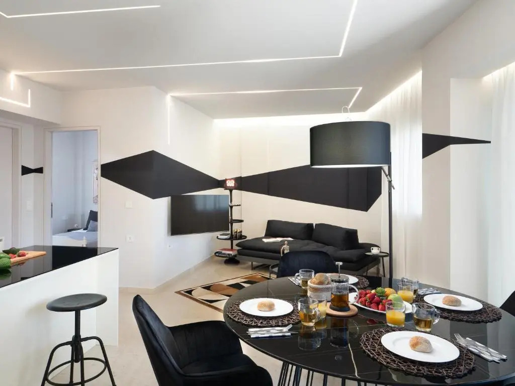 The H Experience - Stylish 2BD apt with balcony in Heraklion center