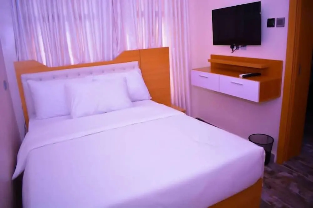 Laroy Suites