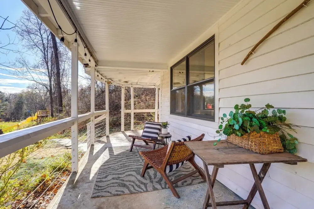 Stoney Creek Cottage: Waterfront Hot Tub, Fire Pit