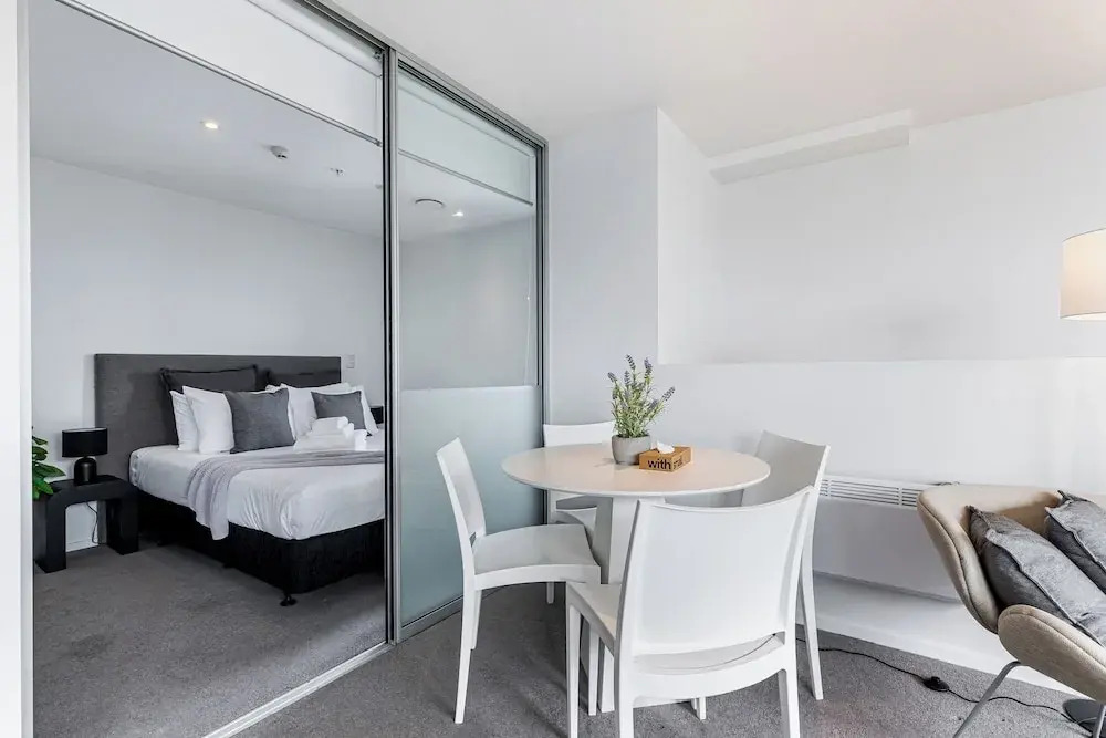 Pool, Gym & Modern 2BR Sky Tower View Zodiak Stays