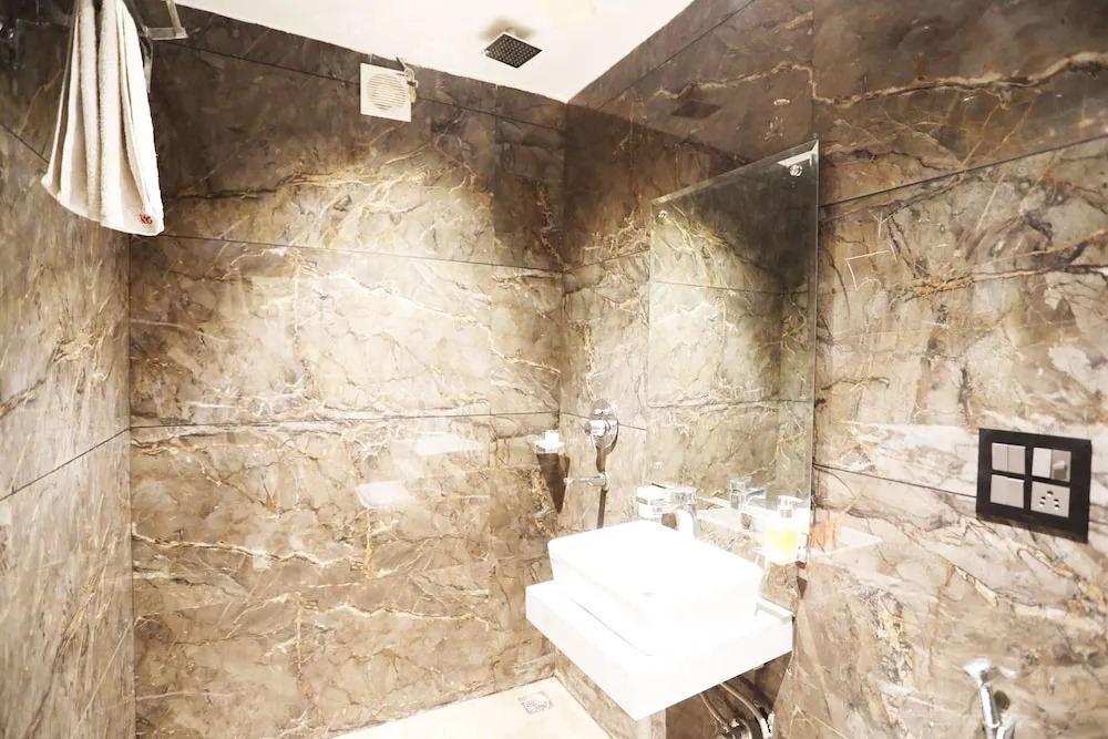OYO 8902 Hotel Ronald Inn