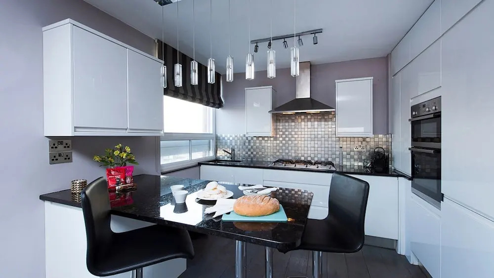 Bright Top Floor 2BR Central London – Great Views!