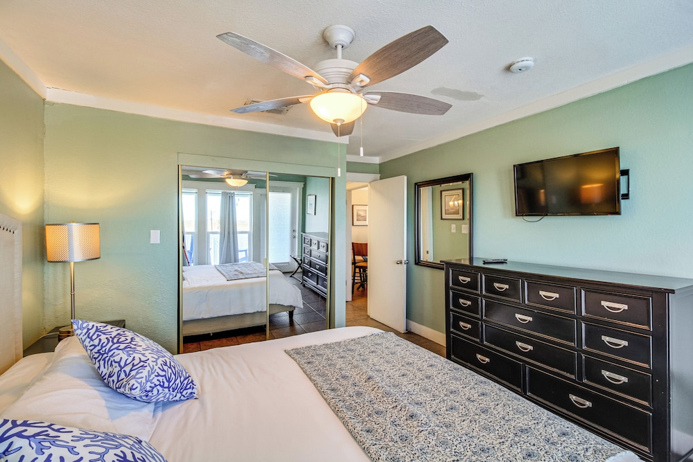 Walk to Beach! Pet-friendly Mustang Island Retreat