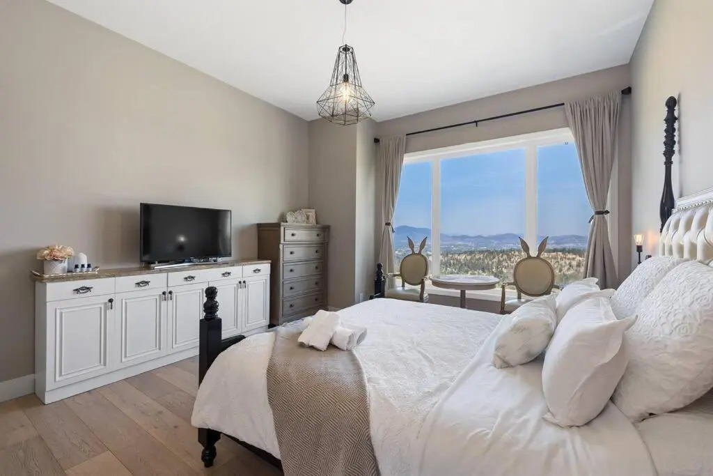 Newly Modern House w/ urban landscape of Kelowna!！