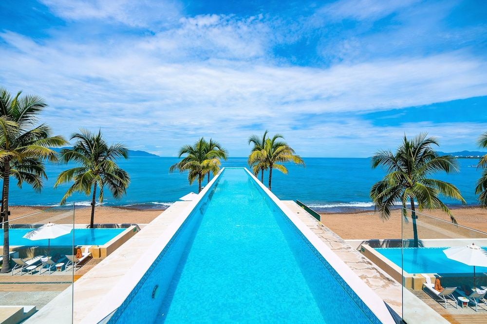 Oceanfront 1BR with Balcony & Pool