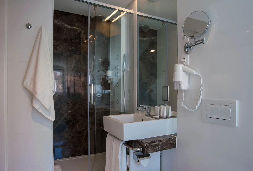 The 7 Hotel, Suites, Studios & Apartments