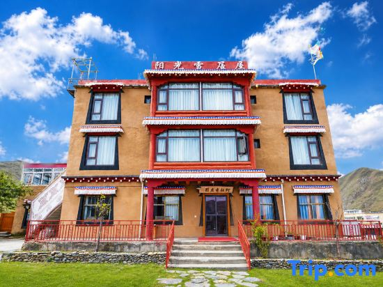 Alaxiu Manor