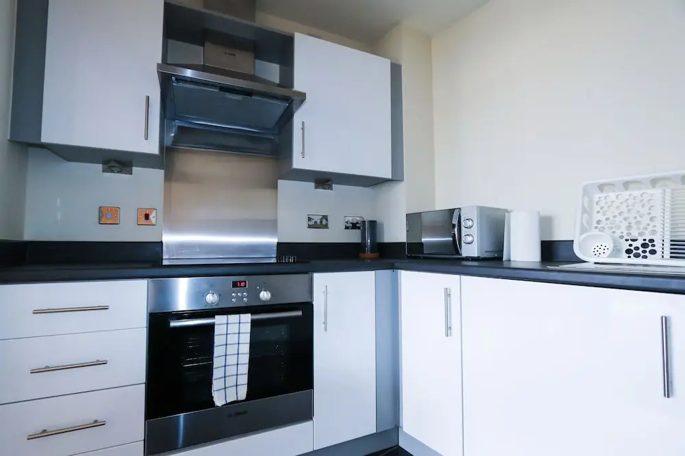 Mordern Top Floor Apartment with Free Parking
