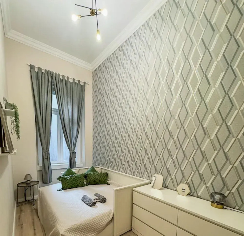 Luxury 3BR Apartment Near Basilica & Parliament