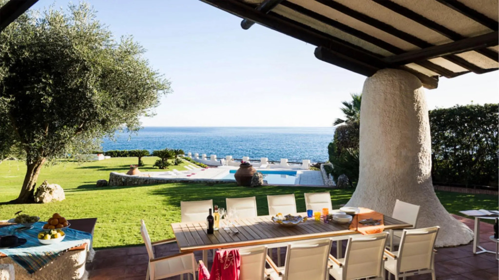 Exclusive seafront villa with private pool-VILLA LUNA BLU