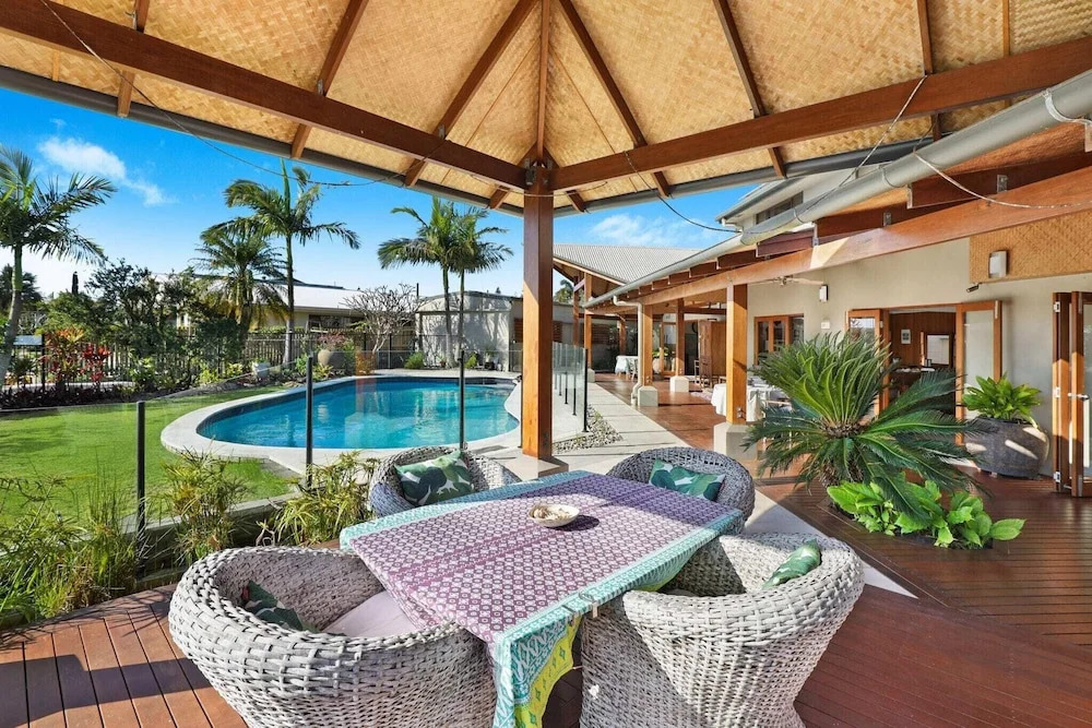 Schman55-Waterfront, Resort-Style Entertainer