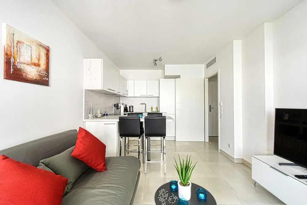 Modern Apartment With Private Balcony, Near Palais