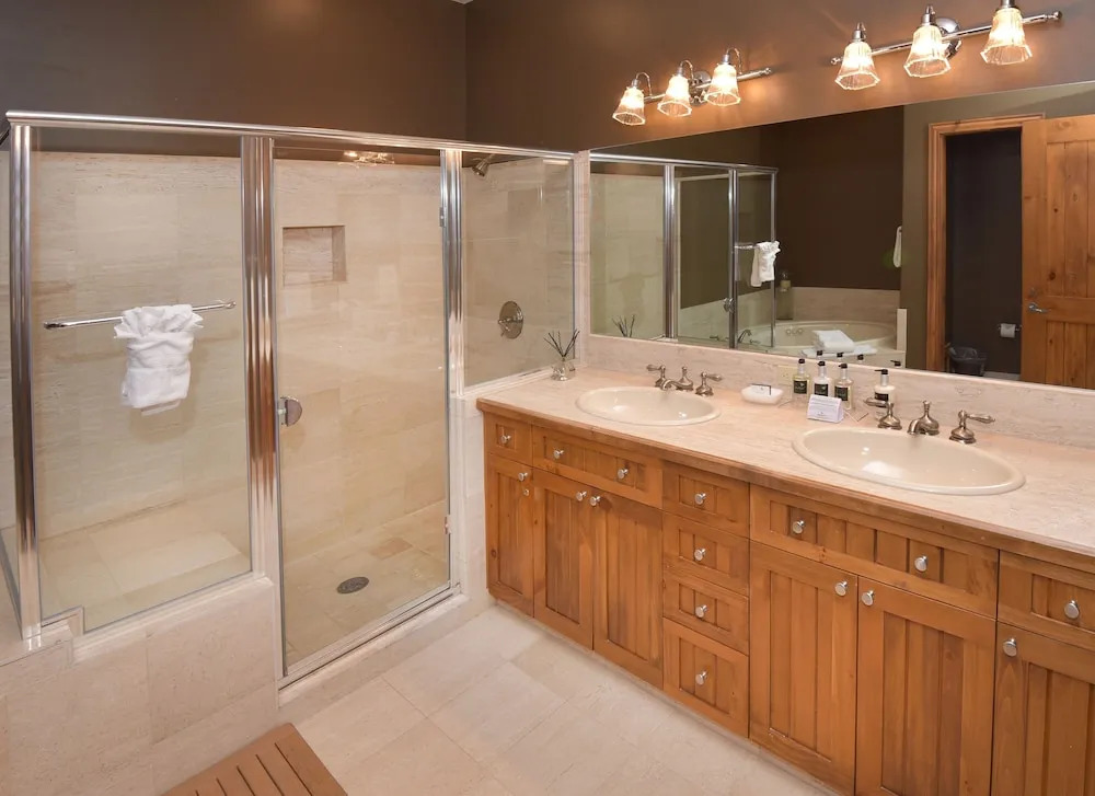 Spacious 4br 4.5ba  Ski In/out-stay +7 Nights 4 Bedroom Condo by RedAwning