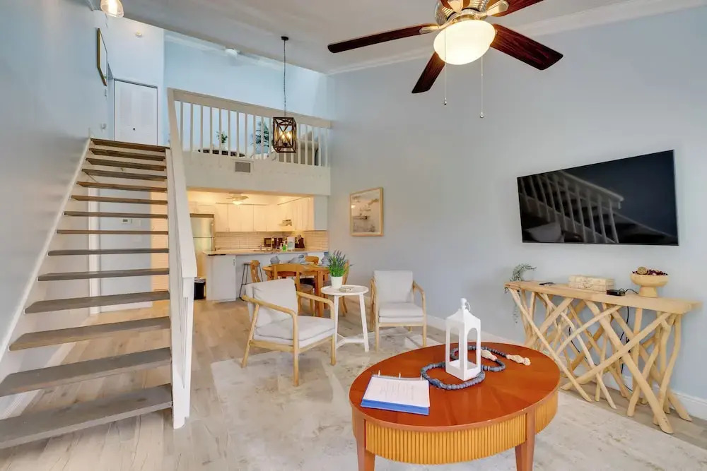 7 Mi to River District & Beach: Fort Myers Retreat