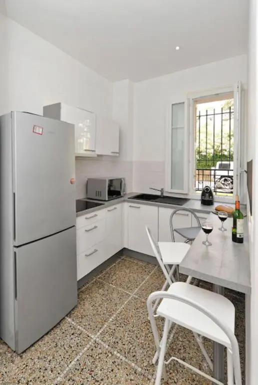 Large flat 10 minutes from the BEACH