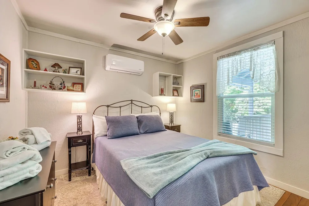 Hot Tub, Fire Pit: Family-friendly Murphy Home