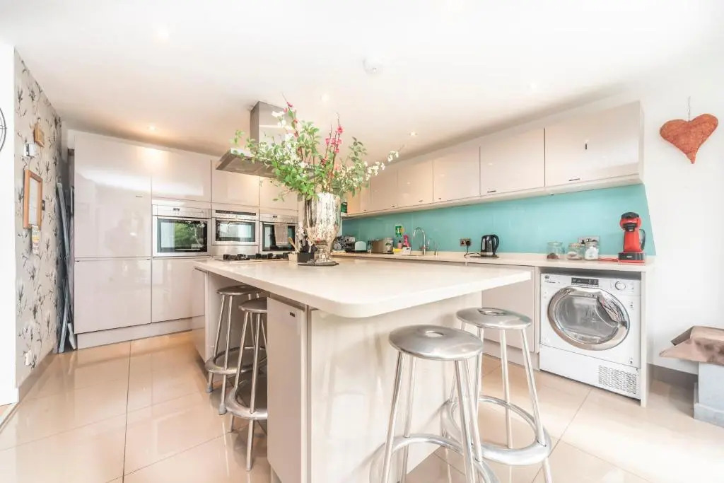 6 bedrooms beautiful home 3 bathrooms, quiet location with garden near Legoland Windsor Heathrow