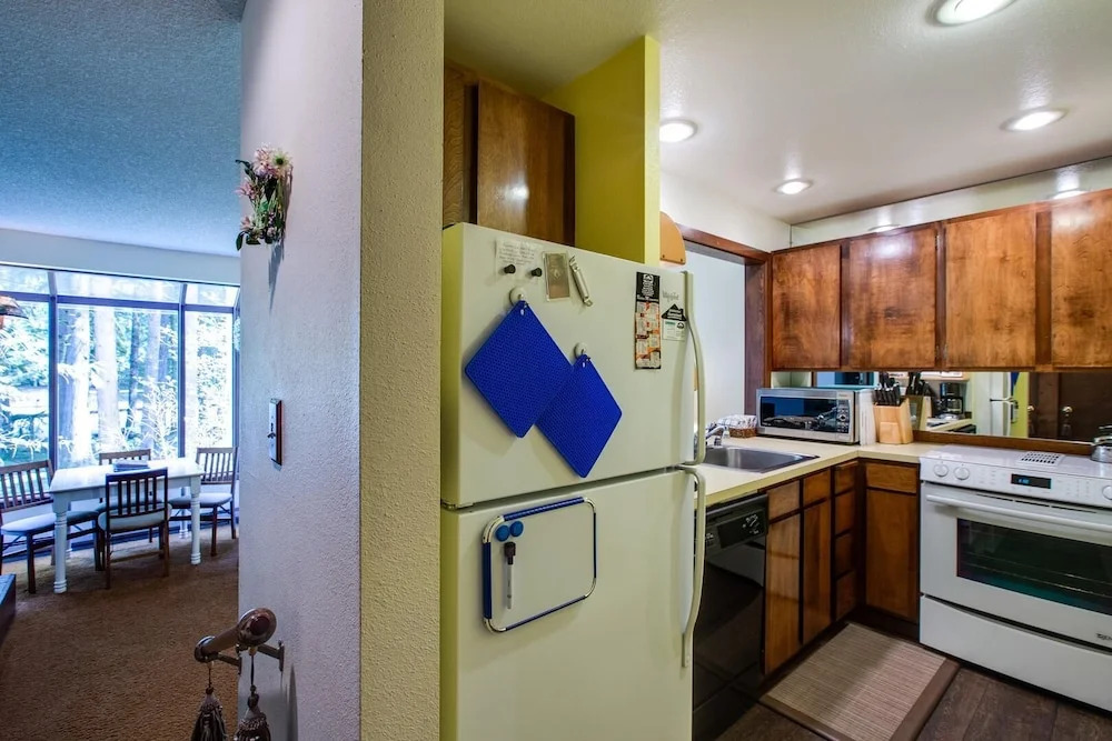 28sw - Fireplace - Dishwasher - Washer/dryer - Sleeps 4 1 Bedroom Home by RedAwning
