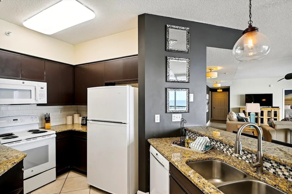 Oceania 705 3 Bedroom Condo by RedAwning