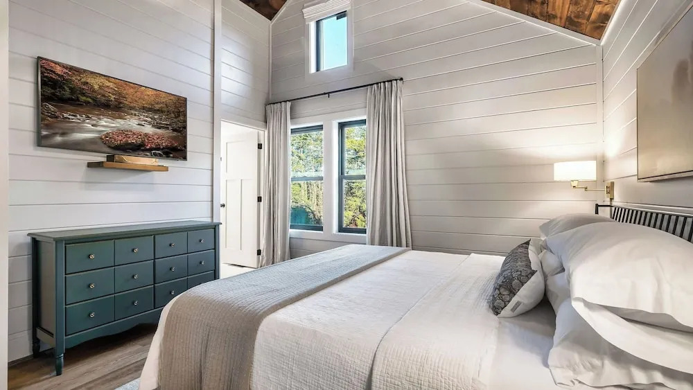 White Pines by Avantstay Family Retreat Game Room + Wraparound Porch + Hot Tub