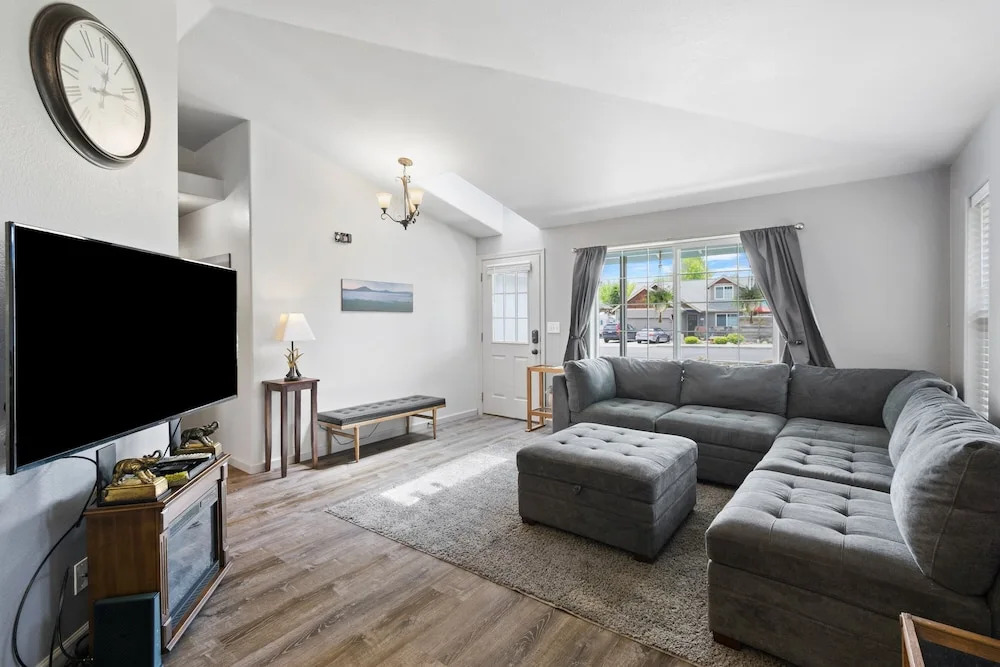Dog-friendly Post Home With Private Hot Tub, Fire Pit, and BBQ on the Deck by Redawning