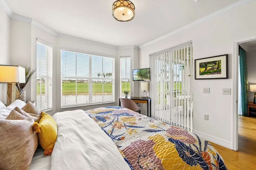 Catina Vacation Rental: Bright 2-BR Condo with Lake Views. Located in Lely Resort with Pool, Hot Tub, and Golf Access. Ideal for Golfers and Beachgoers, Minutes from Naples and Marco Island