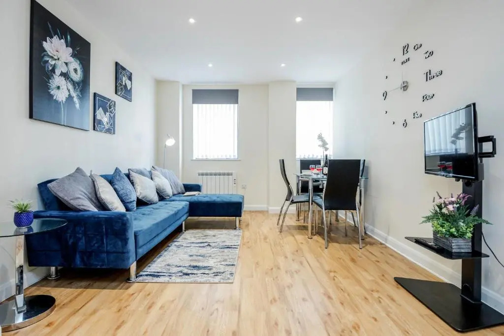 REAL - Queens Apartments F1