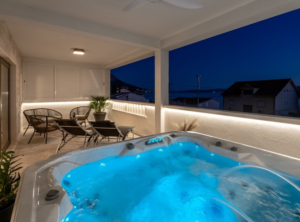 Apartment Tomislav With Sea View and Hot-tub